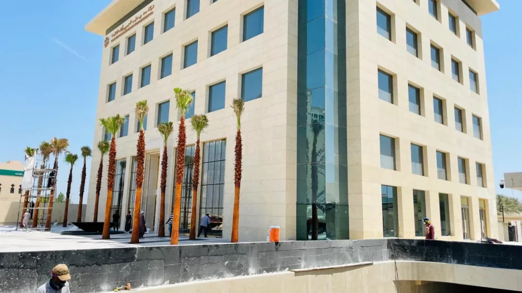 أعمال إنشاءات وتشطيبات معمارية لواجهة مبنى من أرشيف المشاريع المعتمد